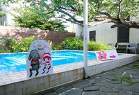 2011年8月に同じく鎌倉ギャラリーヨコにて行われた展示会「オチビサンとまめつぶ屋」の様子。OCHIBISAN (c) MOYOCO ANNO」