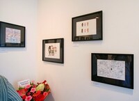 2011年8月に同じく鎌倉ギャラリーヨコにて行われた展示会「オチビサンとまめつぶ屋」の様子。OCHIBISAN (c) MOYOCO ANNO」