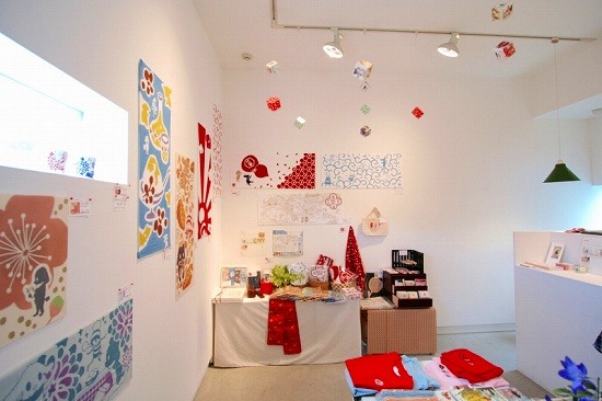 2011年8月に同じく鎌倉ギャラリーヨコにて行われた展示会「オチビサンとまめつぶ屋」の様子。OCHIBISAN (c) MOYOCO ANNO」