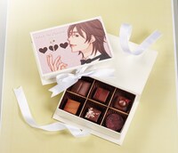 「チャリティBOX」を開封した様子。