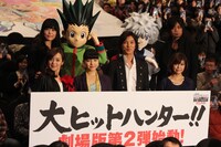 （左前から）潘めぐみ、川島海荷、藤木直人、伊瀬茉莉也。（左後から）沢城みゆき、ゴン、キルア、浪川大輔。