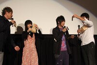 引いた生フィルムを見せ合う4人。