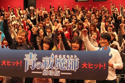 最後には全員で「アッシャー！」と叫んで撮影が行われた。左から木内秀信、釘宮理恵、岡本信彦、藤原啓治。