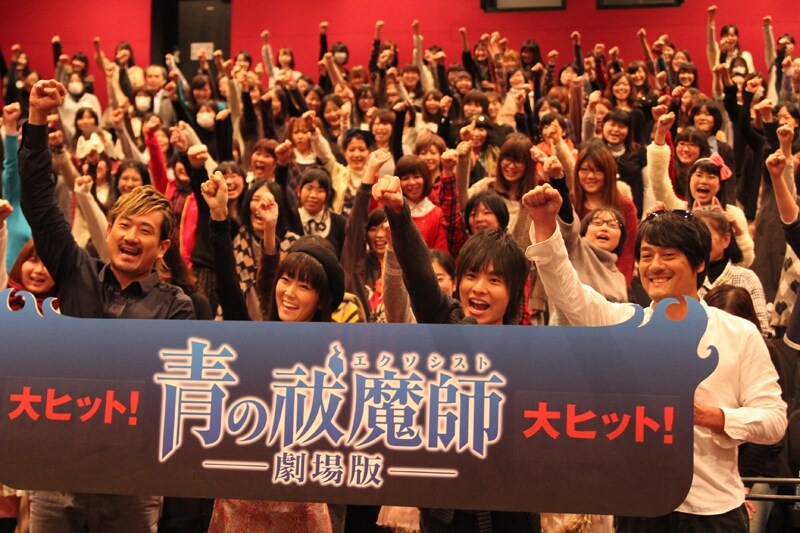 最後には全員で「アッシャー!」と叫んで撮影が行われた。左から木内秀信、釘宮理恵、岡本信彦、藤原啓治。