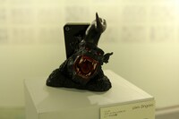 ART OF WARによるゾッドのスマートフォンスタンド。