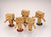 「リボルテックダンボー・ミニ」の通常版とコラボ版。(C)KIYOHIKO AZUMA/YOTUBA SUTAZIO