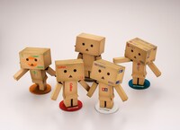 「リボルテックダンボー・ミニ」の通常版とコラボ版。(C)KIYOHIKO AZUMA/YOTUBA SUTAZIO