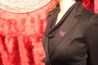 スタンプラリーに挑戦するともらえる、ピンバッジの着用例。