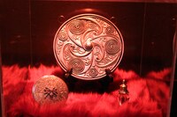 ドラマで実際に使用された小道具。写真左から女郎蜘蛛のコンパクト、水盆、雨童女が侑子に渡した雫。