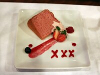 「xxxHOLiCカフェ ミセ」のオリジナルメニュー、「イチゴのシフォンケーキ」。680円。