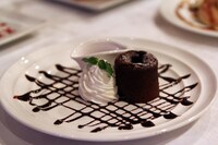 「xxxHOLiCカフェ ミセ」のオリジナルメニュー、「フォンダンショコラ」。680円。