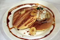 「xxxHOLiCカフェ ミセ」のオリジナルメニュー、「バナナのパンケーキ」。780円。