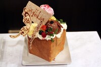 「xxxHOLiCカフェ ミセ」のオリジナルメニュー、「xxxHOLiCハニトー」。1000円。