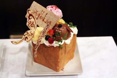 「xxxHOLiCカフェ ミセ」のオリジナルメニュー、「xxxHOLiCハニトー」。1000円。