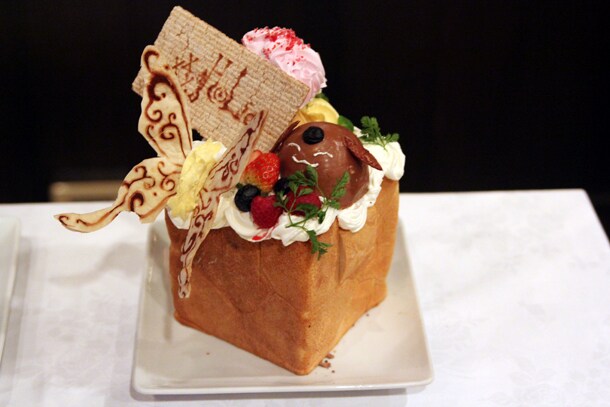 「xxxHOLiCカフェ ミセ」のオリジナルメニュー、「xxxHOLiCハニトー」。1000円。