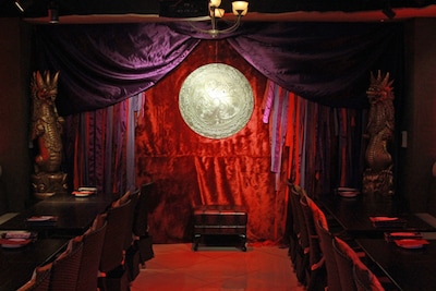 「xxxHOLiCカフェ ミセ」の店内。ドラマに登場する侑子の“ミセ”が再現されている。