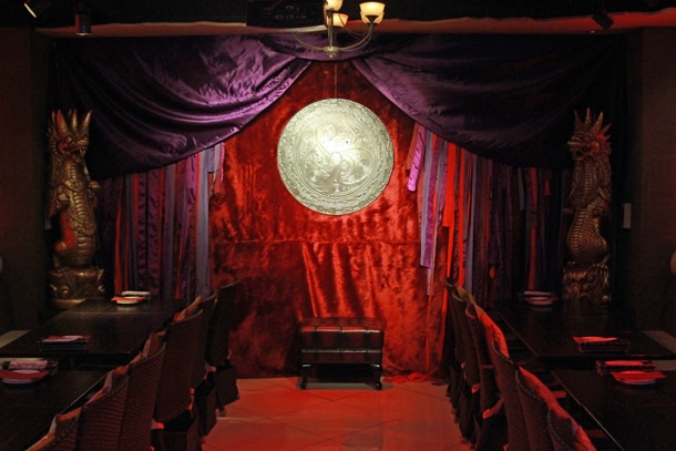 「xxxHOLiCカフェ ミセ」の店内。ドラマに登場する侑子の“ミセ”が再現されている。