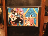 「xxxHOLiCカフェ ミセ」の店内。ところどころにカラーイラストのパネルが展示されている。