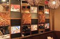 「xxxHOLiCカフェ ミセ」の店内。ところどころにカラーイラストのパネルが展示されている。