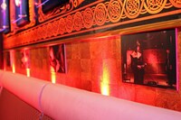 小道具が登場した場面の写真も展示されている。