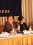 写真左から押井守、藤原カムイ。