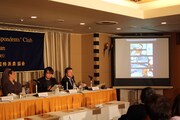 スクリーンを用いて「銀色のうさぎ」の解説をする藤原カムイ（写真左から2人目）。