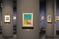 「大長編ドラえもん」の原画展が開催されている「展示室II」の風景。カラー原画は各柱に展示されている。(C)Fujiko-Pro