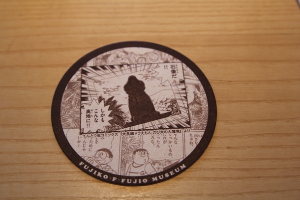 カフェでドリンクを注文すると付いてくるコースターも「大長編ドラえもん」仕様に。(C)Fujiko-Pro