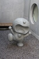 改装にあたり館内には新たなモニュメントが追加されている。写真は石像になったドラえもん。(C)Fujiko-Pro