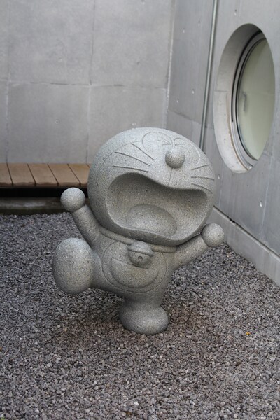改装にあたり館内には新たなモニュメントが追加されている。写真は石像になったドラえもん。(C)Fujiko-Pro