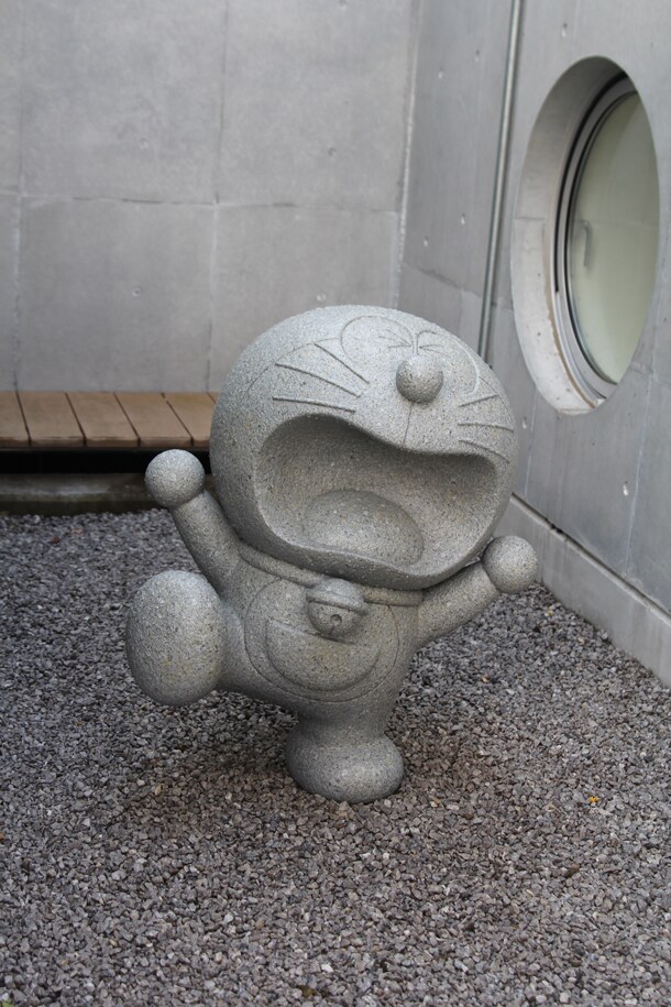 改装にあたり館内には新たなモニュメントが追加されている。写真は石像になったドラえもん。(C)Fujiko-Pro
