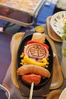 カフェで注文できるメニュー「ドラえもんのジャンボバーベキュー」。(C)Fujiko-Pro