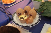 カフェで注文できるメニュー「ピー助のたまごプリン」。ピー助が生まれてくるはずだった卵かと思うと、食べづらいものがある。(C)Fujiko-Pro