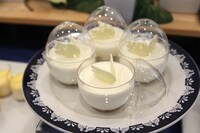 カフェメニューの「たまご鳥パンナコッタ」。(C)Fujiko-Pro