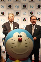 改装を記念して挨拶を行った「川崎市 藤子・F・不二雄ミュージアム」館長（左）と、川崎市長（右）。(C)Fujiko-Pro