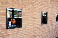 ミュージアムの外壁にも、原画展のスタートを記念して「大長編ドラえもん」の関連アイテムが飾られている。入場前に見られるので、要チェックだ。(C)Fujiko-Pro