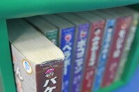 館内で自由に読める「藤子・F・不二雄大全集」。経年劣化の後は、多くの人々にページをめくられた印。F先生も喜んでいるに違いない。(C)Fujiko-Pro