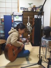 実家でレコーディングを行う清竜人。