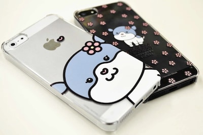 ほのぼのとしたイラストが印象的なiPhoneカバー2種。(C)CRC/Momoko Sakura