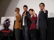 写真左よりグリフィス役の櫻井孝宏、ガッツ役の岩永洋昭、キャスカ役の行成とあ、ゾッド役の三宅健太。手の甲の「贄の烙印」をしっかりと見せてくれた。