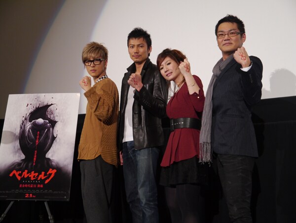 写真左よりグリフィス役の櫻井孝宏、ガッツ役の岩永洋昭、キャスカ役の行成とあ、ゾッド役の三宅健太。手の甲の「贄の烙印」をしっかりと見せてくれた。