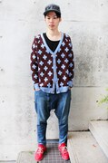 「ドロヘドロ」のアパレルラインより、「JYUJI-ME/Homie Knit Cardigan」のSaxeblue-Chocolate。価格は8500円。