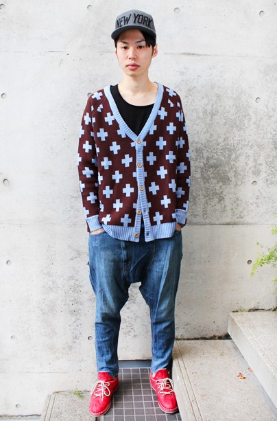 「ドロヘドロ」のアパレルラインより、「JYUJI-ME/Homie Knit Cardigan」のSaxeblue-Chocolate。価格は8500円。