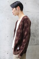「ドロヘドロ」のアパレルラインより、「JYUJI-ME/Homie Knit Cardigan」のChocolate。価格は8500円。