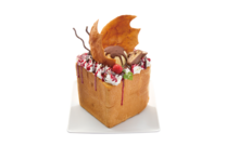 カラオケパセラで販売中の「白い鷹グリフィスの転生ハニトー　闇の翼フェムト降臨」。白の鷹が黒く染まって行く様をバニラアイスとチョコシェルで表現。さらにベヘリットに見立てたイチゴもトッピングし、流れる鮮血をフランボワーズのソースで再現した。900円。（c）三浦建太郎（スタジオ我画）・白泉社/BERSERK FILM PARTNERS