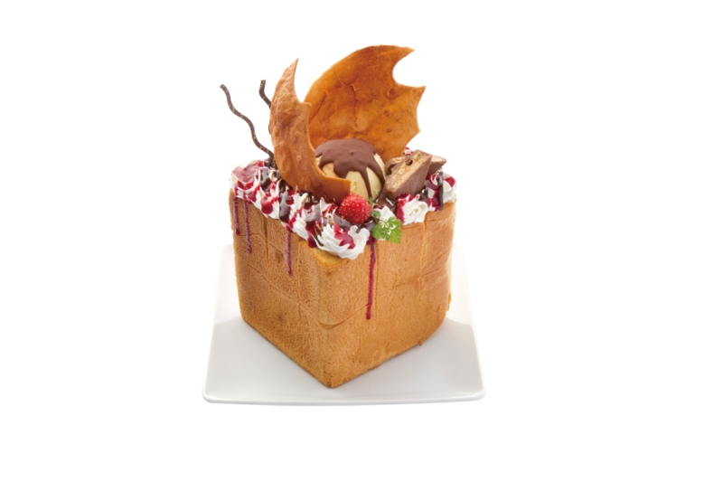 カラオケパセラで販売中の「白い鷹グリフィスの転生ハニトー　闇の翼フェムト降臨」。白の鷹が黒く染まって行く様をバニラアイスとチョコシェルで表現。さらにベヘリットに見立てたイチゴもトッピングし、流れる鮮血をフランボワーズのソースで再現した。900円。（c）三浦建太郎（スタジオ我画）・白泉社/BERSERK FILM PARTNERS