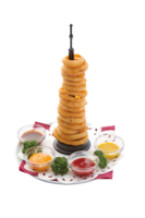 カラオケパセラで販売中の「再生の塔 救出部隊の4種ソースで」。グリフィスが一年も幽閉されていた再生の塔をイメージ。通常のオニオンリングタワーにガッツ（トマトケチャップ）、キャスカ（チェダーチーズ）、ジュドー（フレンチマスタード）、ピピン（BBQソース）のソースを添えた。630円。（c）三浦建太郎（スタジオ我画）・白泉社/BERSERK FILM PARTNERS