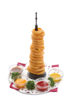 カラオケパセラで販売中の「再生の塔 救出部隊の4種ソースで」。グリフィスが一年も幽閉されていた再生の塔をイメージ。通常のオニオンリングタワーにガッツ（トマトケチャップ）、キャスカ（チェダーチーズ）、ジュドー（フレンチマスタード）、ピピン（BBQソース）のソースを添えた。630円。（c）三浦建太郎（スタジオ我画）・白泉社/BERSERK FILM PARTNERS