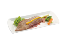 カラオケパセラで販売中の「ドラゴンころしのステーキ」。ソースは血塗られた大剣をイメージした赤ワインソース。1300円。（c）三浦建太郎（スタジオ我画）・白泉社/BERSERK FILM PARTNERS