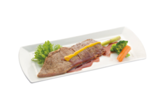 カラオケパセラで販売中の「ドラゴンころしのステーキ」。ソースは血塗られた大剣をイメージした赤ワインソース。1300円。（c）三浦建太郎（スタジオ我画）・白泉社/BERSERK FILM PARTNERS